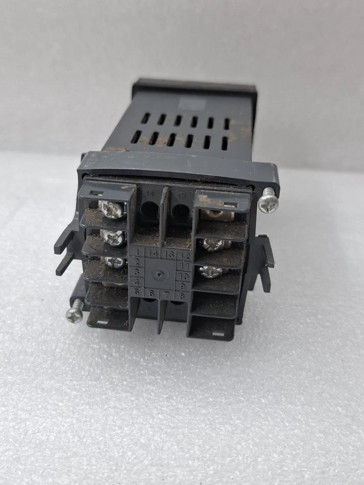 GIC PR-43 151G12B TEMPERATURE CONTROLLER 110-240 VAC/DC